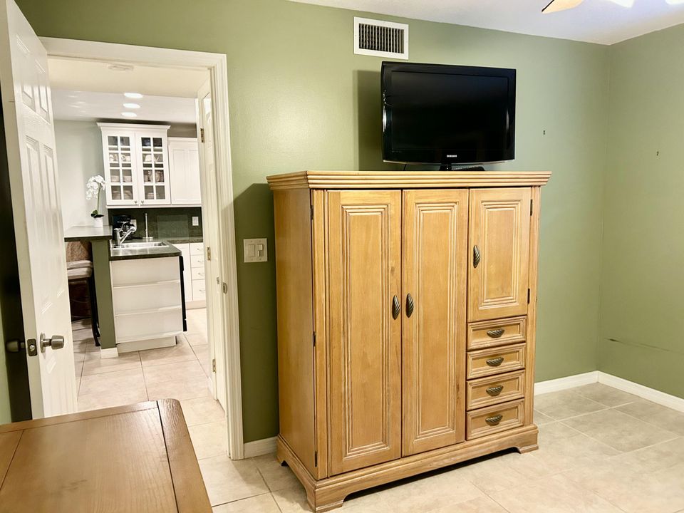 For Sale: $219,000 (2 beds, 2 baths, 1050 Square Feet)