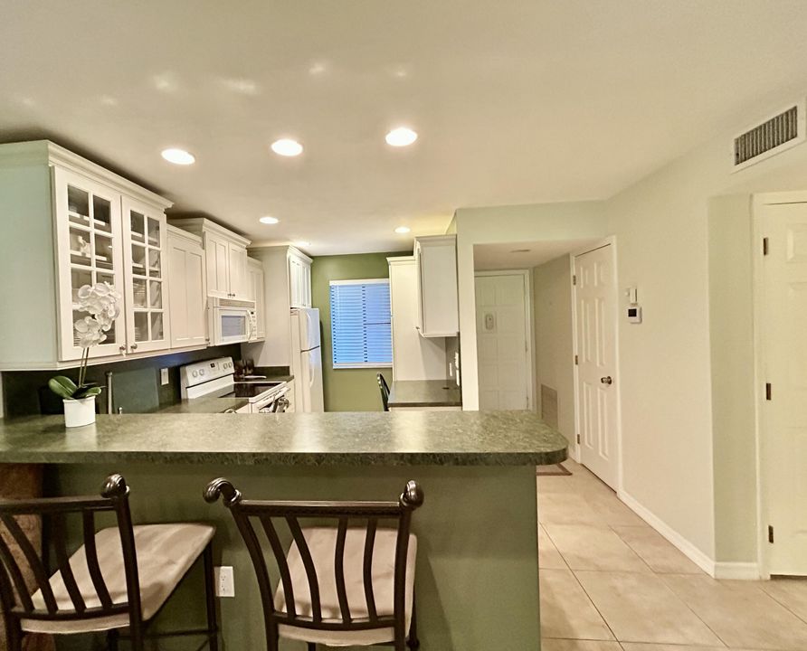 For Sale: $219,000 (2 beds, 2 baths, 1050 Square Feet)