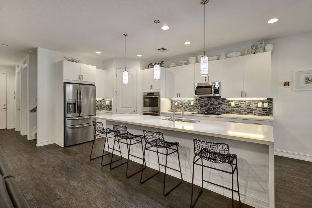 合同活跃: $4,800 (3 贝兹, 2 浴室, 2366 平方英尺)