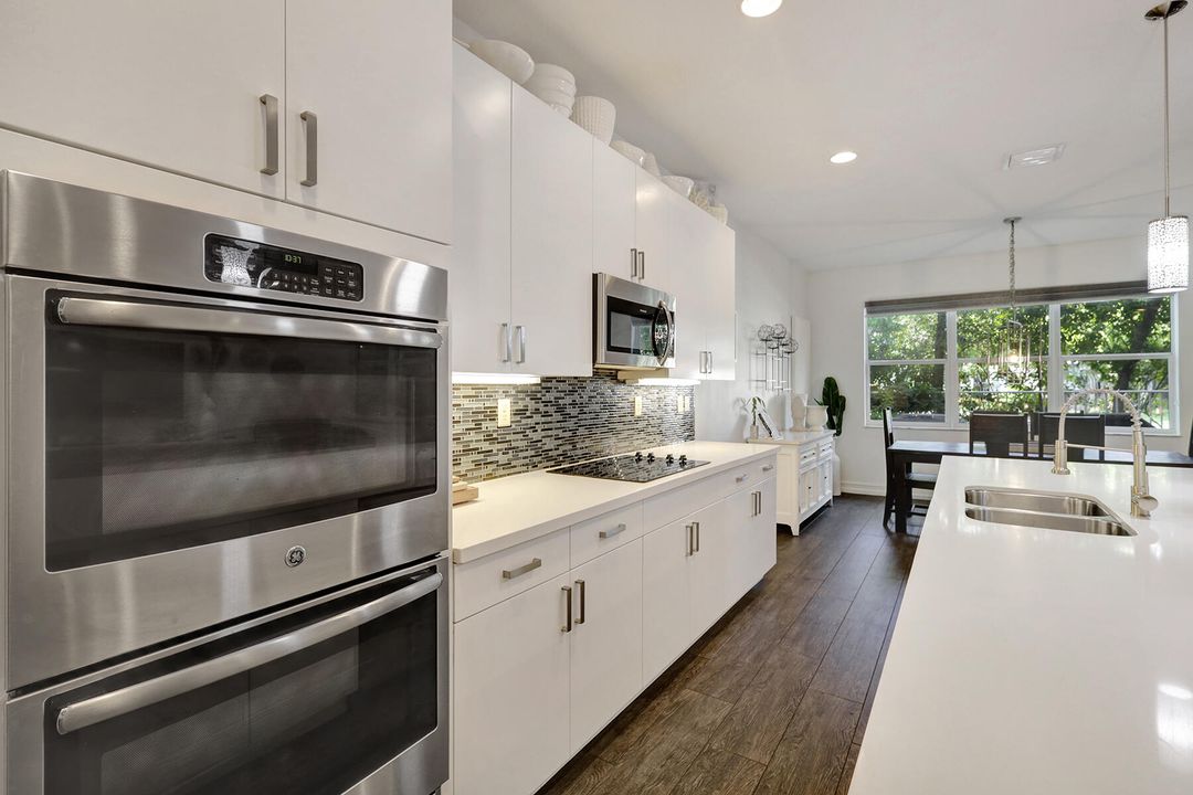 合同活跃: $4,800 (3 贝兹, 2 浴室, 2366 平方英尺)