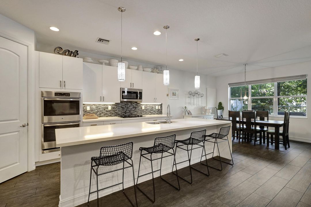 合同活跃: $4,800 (3 贝兹, 2 浴室, 2366 平方英尺)