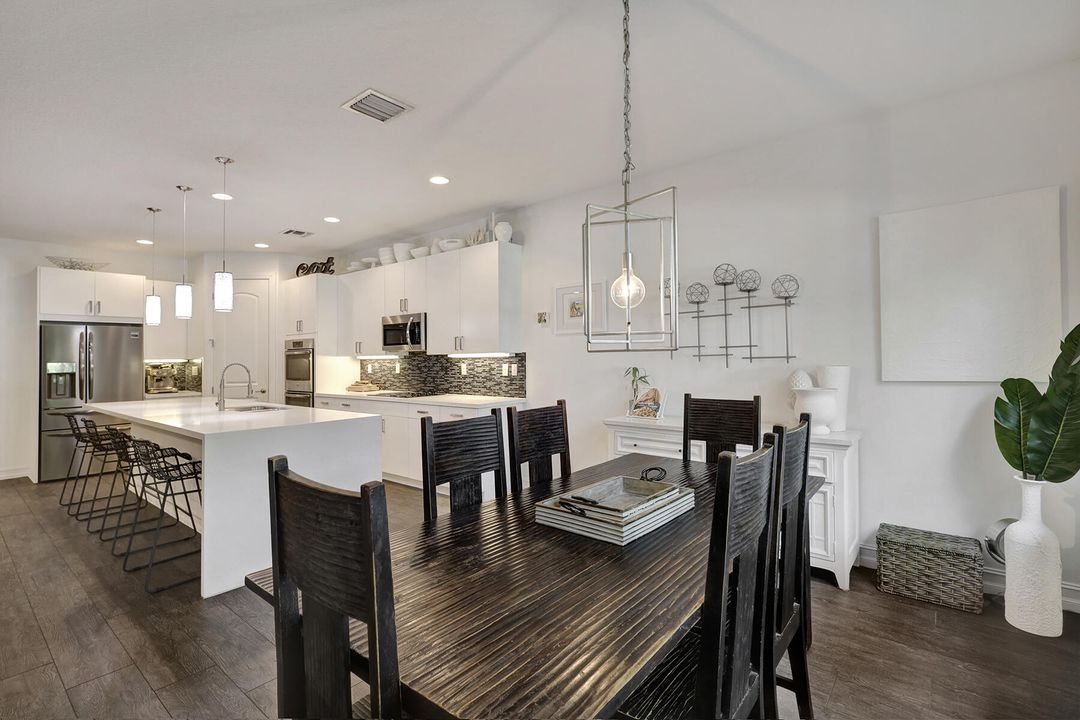 合同活跃: $4,800 (3 贝兹, 2 浴室, 2366 平方英尺)