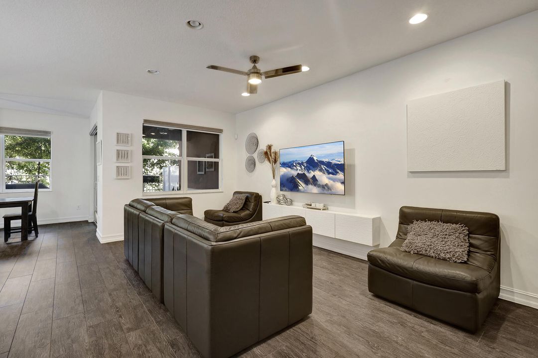 合同活跃: $4,800 (3 贝兹, 2 浴室, 2366 平方英尺)