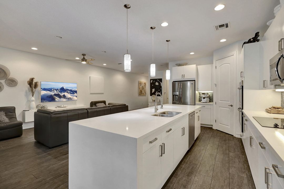 合同活跃: $4,800 (3 贝兹, 2 浴室, 2366 平方英尺)