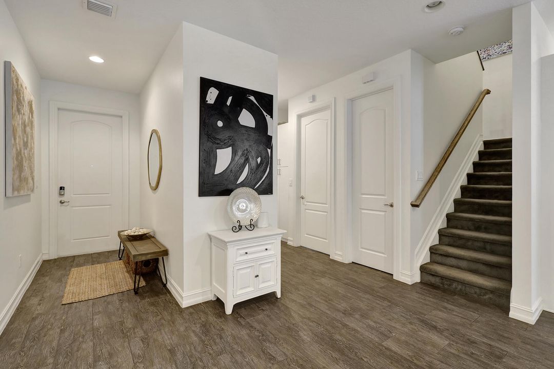 合同活跃: $4,800 (3 贝兹, 2 浴室, 2366 平方英尺)