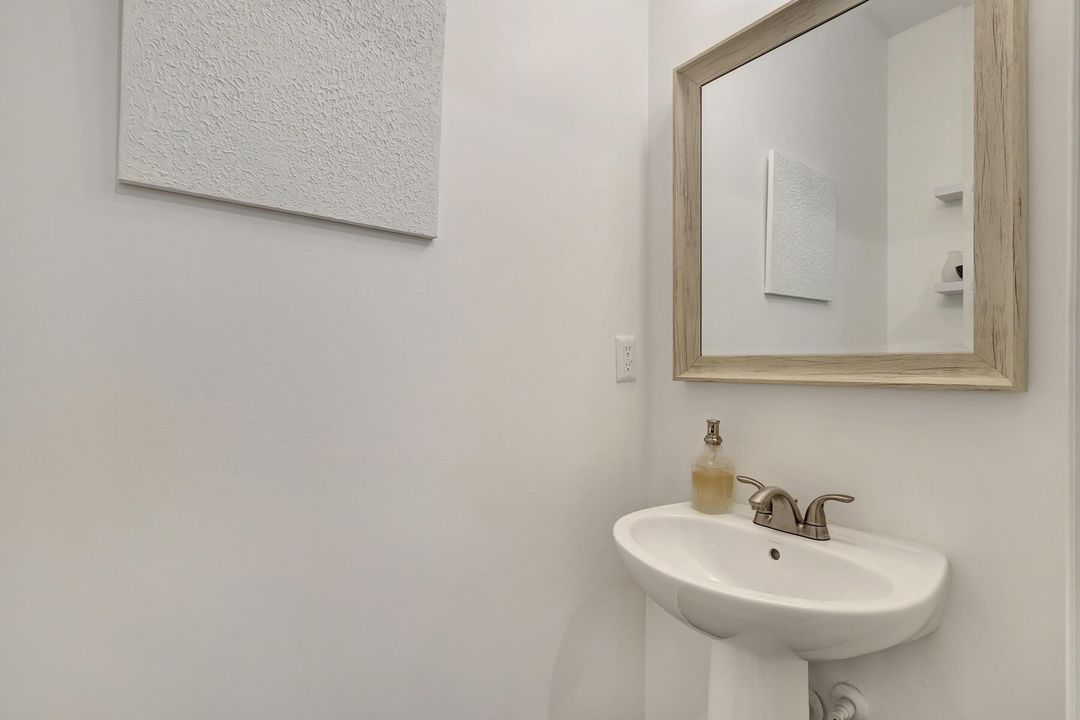 合同活跃: $4,800 (3 贝兹, 2 浴室, 2366 平方英尺)