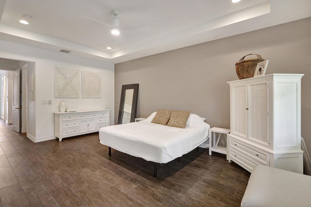 合同活跃: $4,800 (3 贝兹, 2 浴室, 2366 平方英尺)