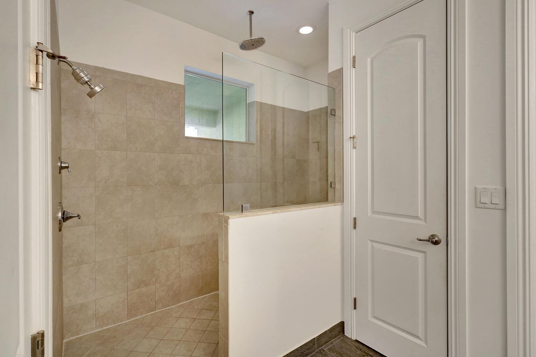 合同活跃: $4,800 (3 贝兹, 2 浴室, 2366 平方英尺)