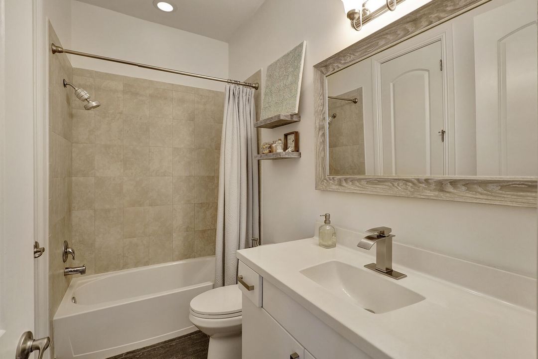 合同活跃: $4,800 (3 贝兹, 2 浴室, 2366 平方英尺)