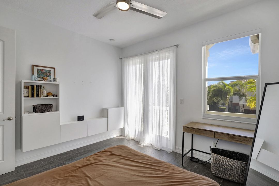 合同活跃: $4,800 (3 贝兹, 2 浴室, 2366 平方英尺)