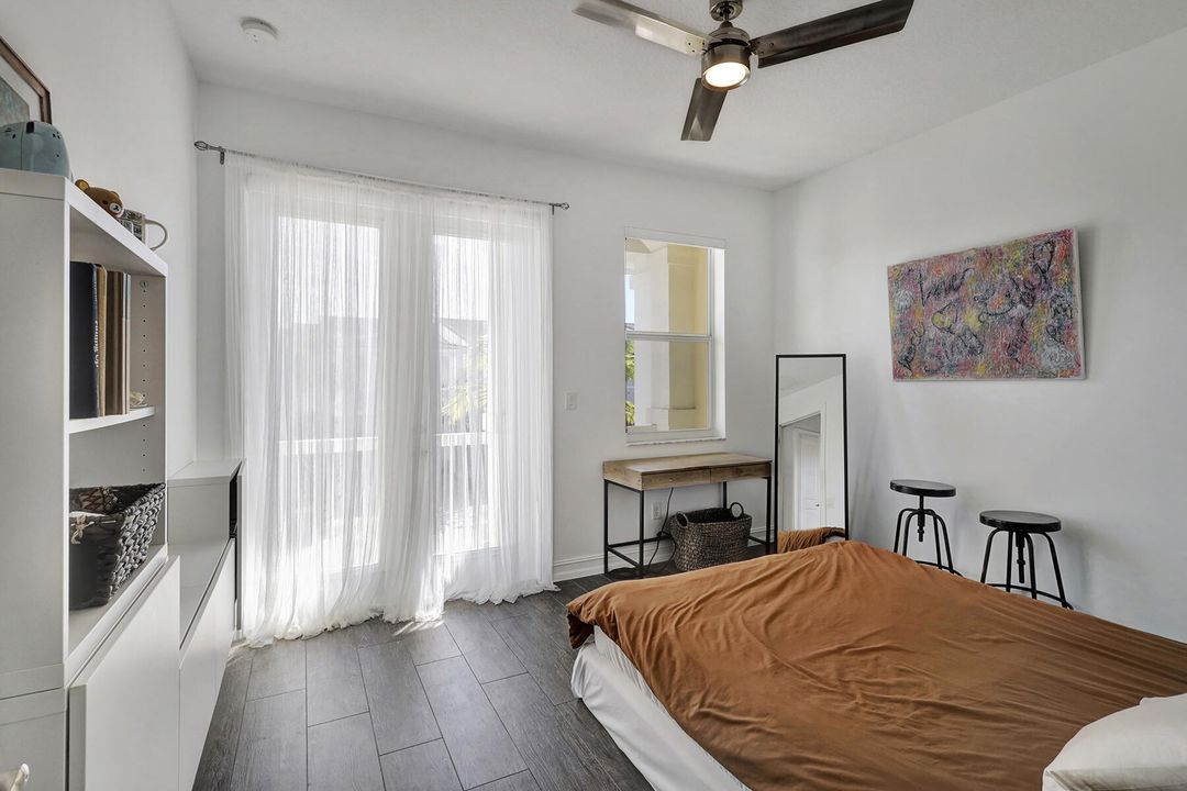 合同活跃: $4,800 (3 贝兹, 2 浴室, 2366 平方英尺)