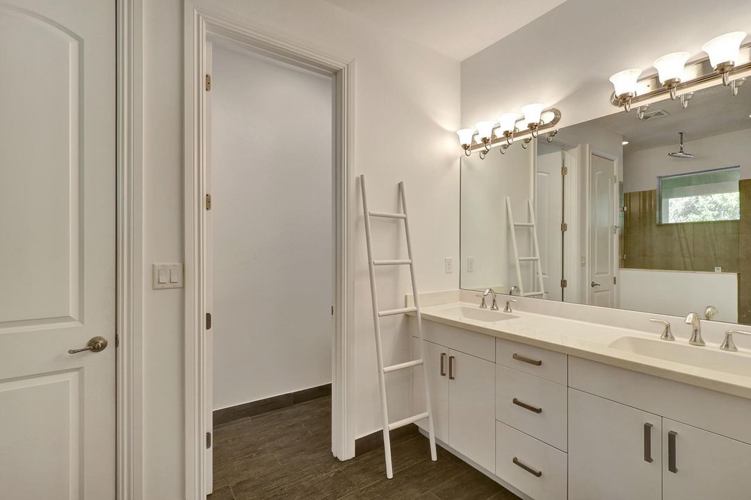 合同活跃: $4,800 (3 贝兹, 2 浴室, 2366 平方英尺)