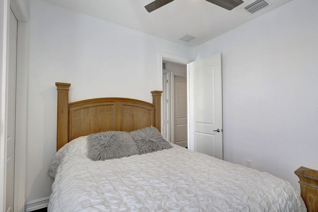 合同活跃: $4,800 (3 贝兹, 2 浴室, 2366 平方英尺)