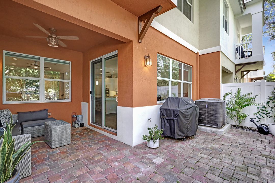 合同活跃: $4,800 (3 贝兹, 2 浴室, 2366 平方英尺)