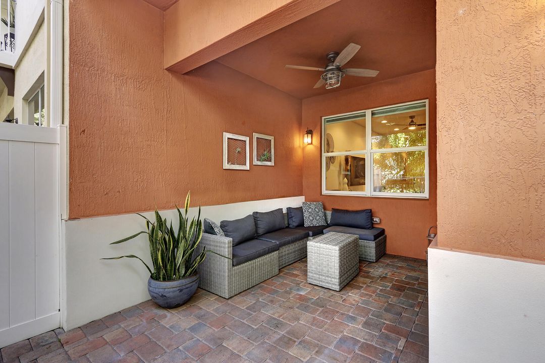 合同活跃: $4,800 (3 贝兹, 2 浴室, 2366 平方英尺)