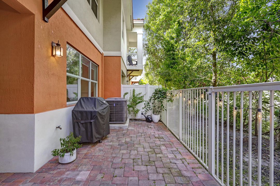 合同活跃: $4,800 (3 贝兹, 2 浴室, 2366 平方英尺)