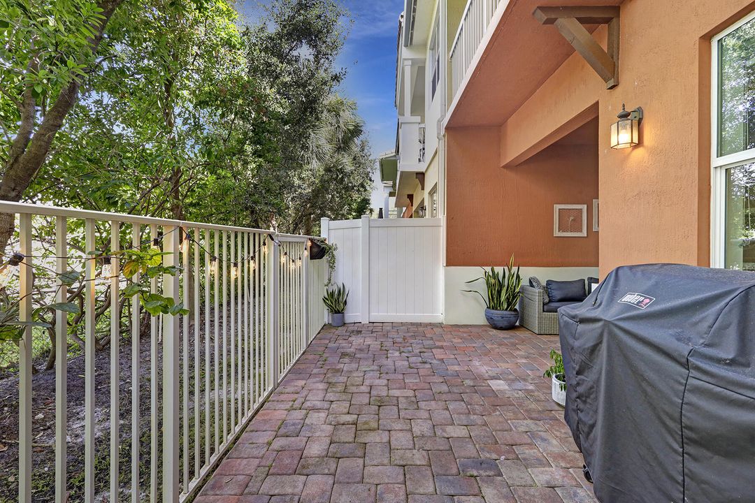 合同活跃: $4,800 (3 贝兹, 2 浴室, 2366 平方英尺)