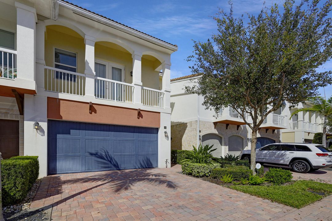 合同活跃: $4,800 (3 贝兹, 2 浴室, 2366 平方英尺)