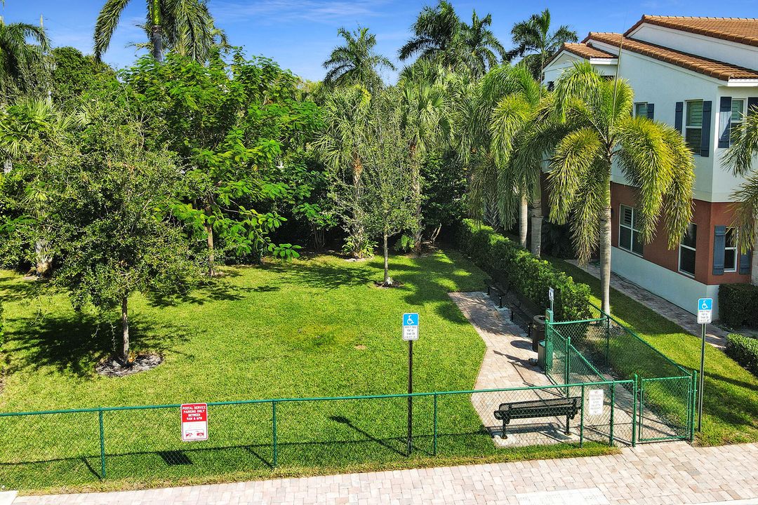 合同活跃: $4,800 (3 贝兹, 2 浴室, 2366 平方英尺)