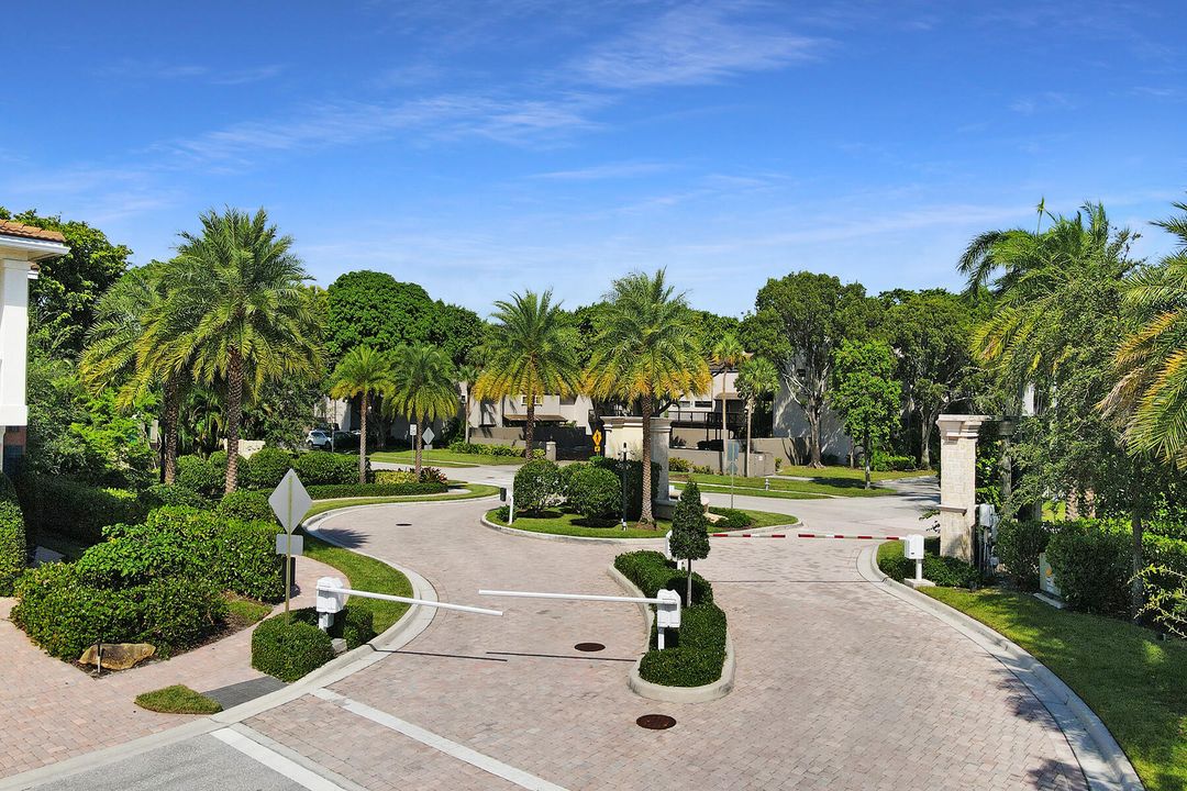 合同活跃: $4,800 (3 贝兹, 2 浴室, 2366 平方英尺)