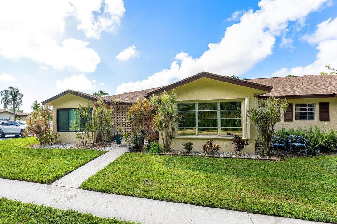 For Sale: $284,900 (2 beds, 2 baths, 1186 Square Feet)