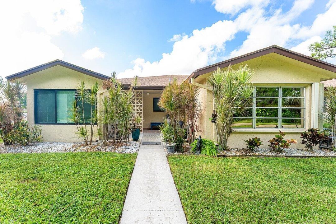 For Sale: $284,900 (2 beds, 2 baths, 1186 Square Feet)