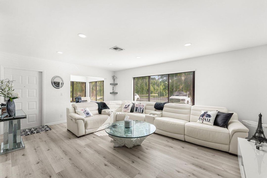 For Sale: $284,900 (2 beds, 2 baths, 1186 Square Feet)