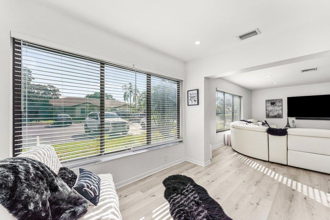 For Sale: $284,900 (2 beds, 2 baths, 1186 Square Feet)