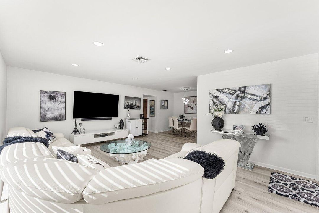 For Sale: $284,900 (2 beds, 2 baths, 1186 Square Feet)