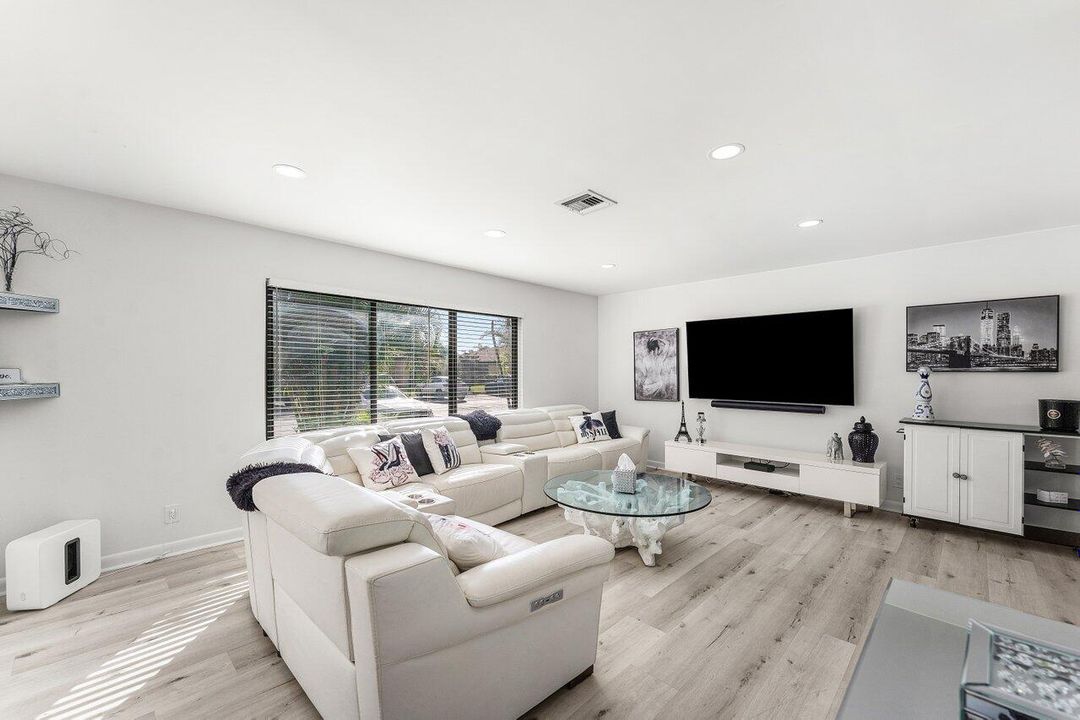 For Sale: $284,900 (2 beds, 2 baths, 1186 Square Feet)