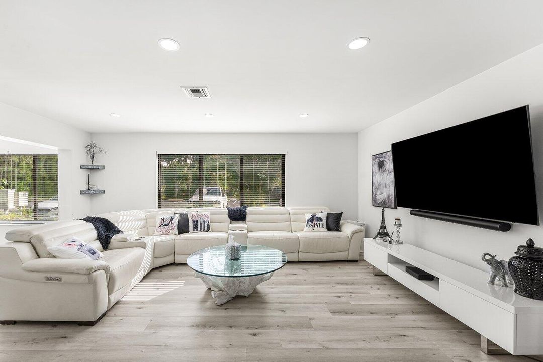 For Sale: $284,900 (2 beds, 2 baths, 1186 Square Feet)