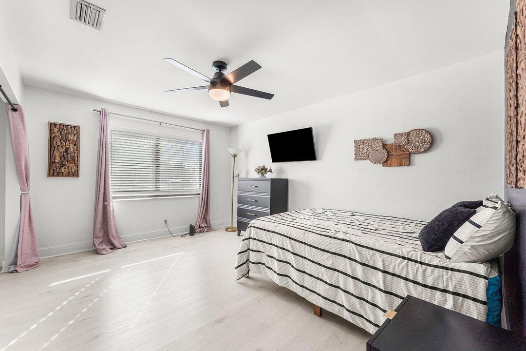 For Sale: $284,900 (2 beds, 2 baths, 1186 Square Feet)