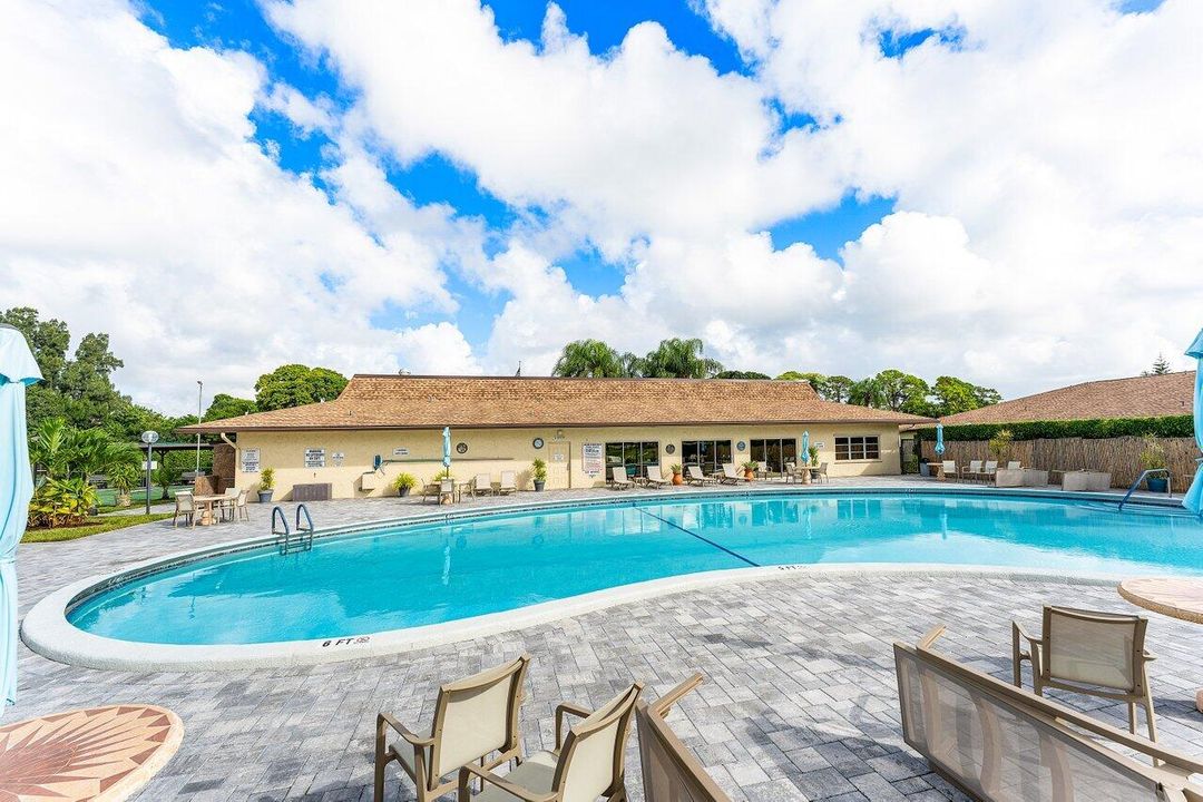 For Sale: $284,900 (2 beds, 2 baths, 1186 Square Feet)