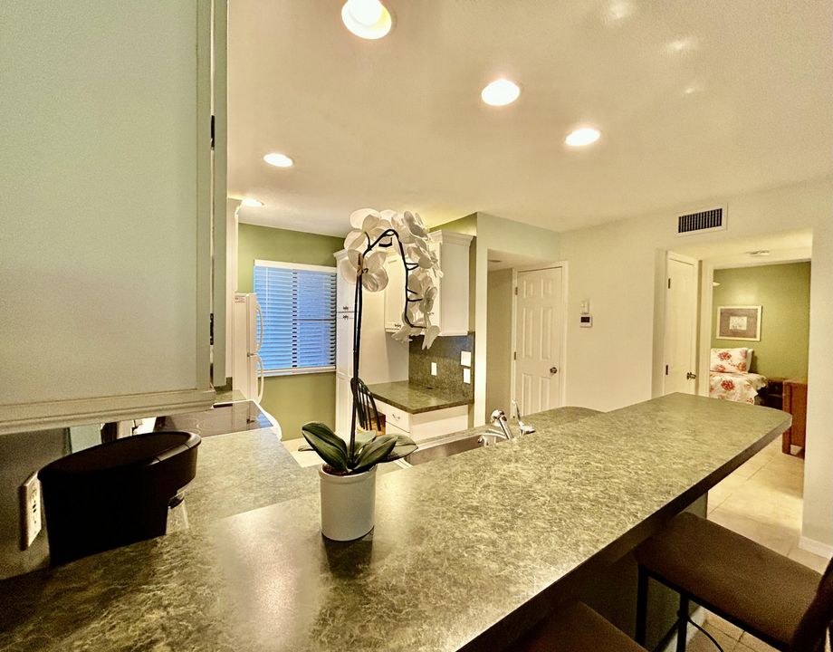 For Rent: $2,100 (2 beds, 2 baths, 1050 Square Feet)