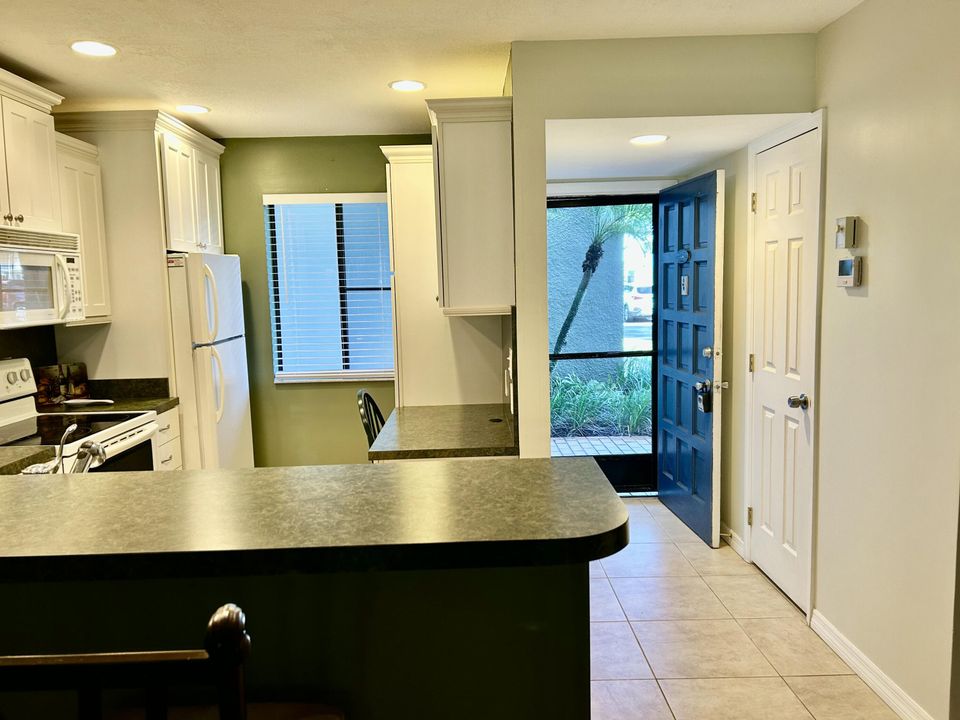 For Rent: $2,100 (2 beds, 2 baths, 1050 Square Feet)