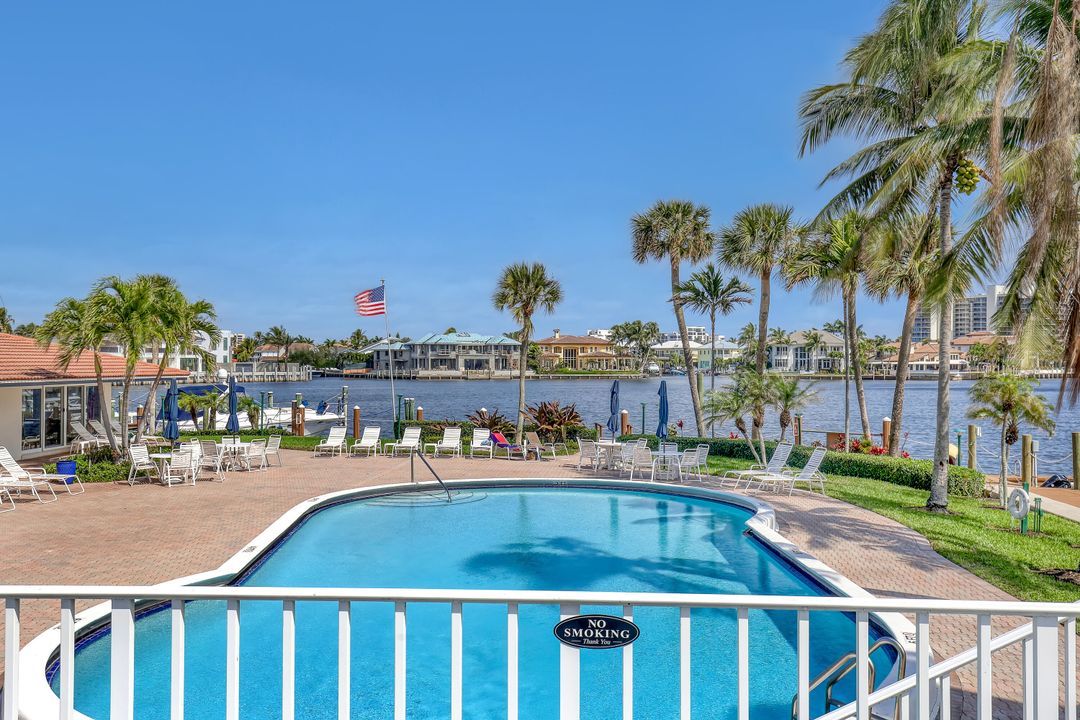 For Sale: $305,000 (2 beds, 2 baths, 1000 Square Feet)