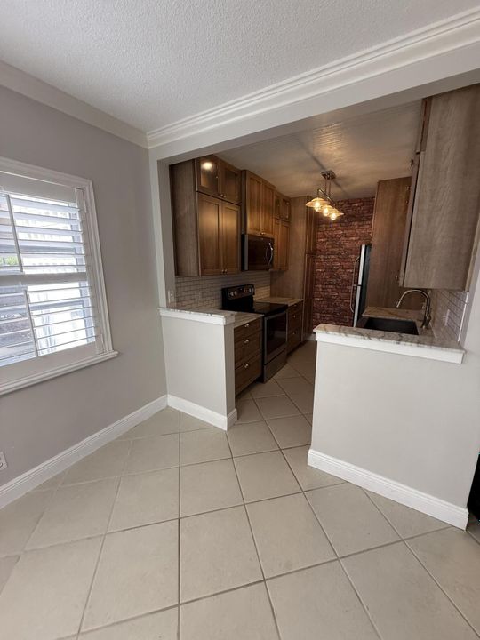 For Sale: $305,000 (2 beds, 2 baths, 1000 Square Feet)