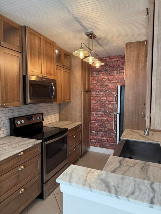 For Sale: $305,000 (2 beds, 2 baths, 1000 Square Feet)
