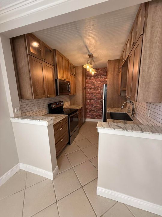 For Sale: $305,000 (2 beds, 2 baths, 1000 Square Feet)