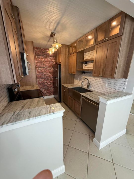 For Sale: $305,000 (2 beds, 2 baths, 1000 Square Feet)