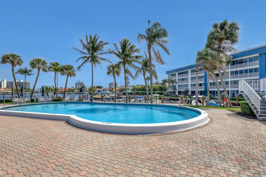 For Sale: $305,000 (2 beds, 2 baths, 1000 Square Feet)