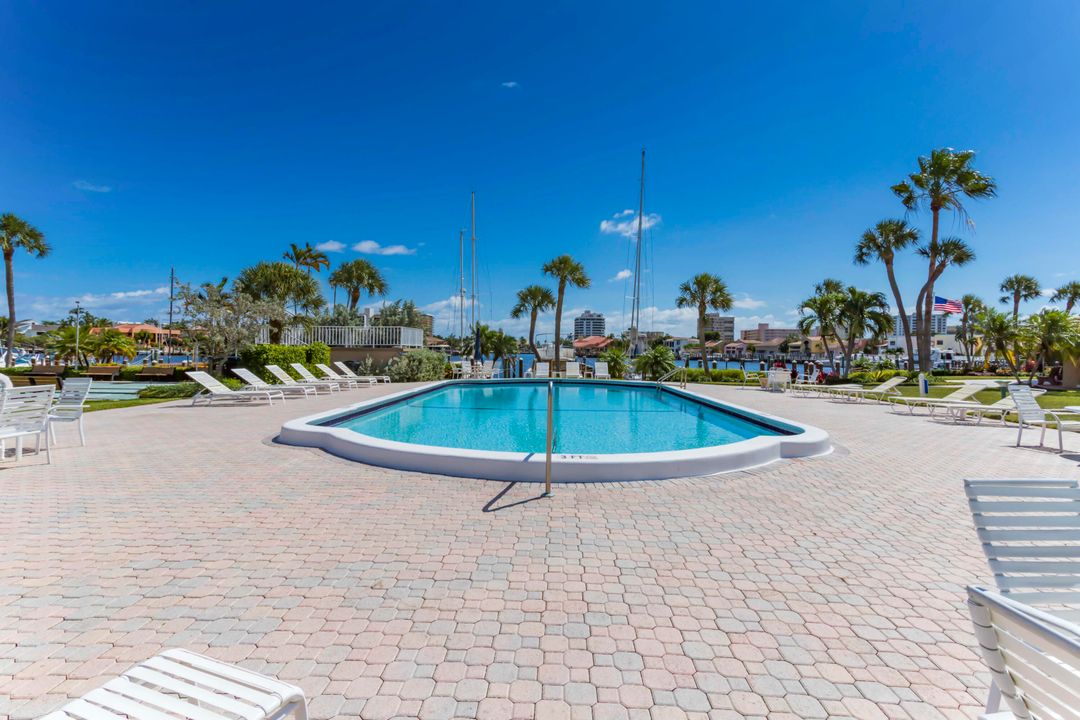 For Sale: $305,000 (2 beds, 2 baths, 1000 Square Feet)