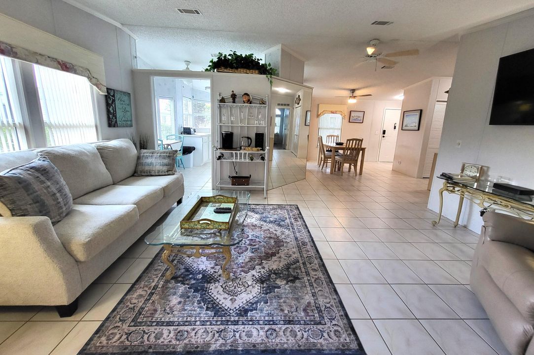 合同活跃: $219,900 (2 贝兹, 2 浴室, 1287 平方英尺)