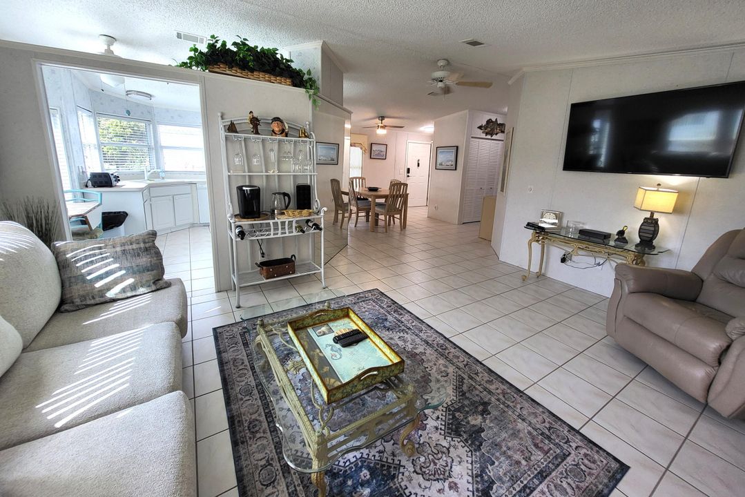 合同活跃: $219,900 (2 贝兹, 2 浴室, 1287 平方英尺)