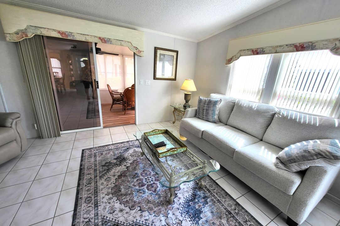 合同活跃: $219,900 (2 贝兹, 2 浴室, 1287 平方英尺)