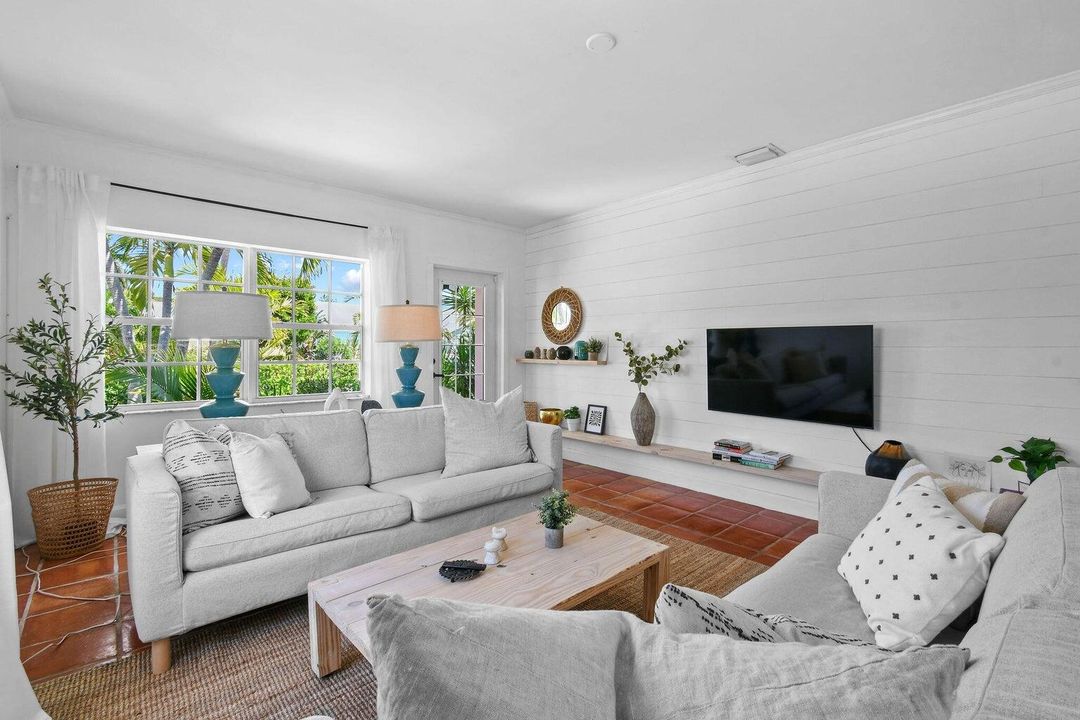 待售: $725,000 (2 贝兹, 2 浴室, 1160 平方英尺)