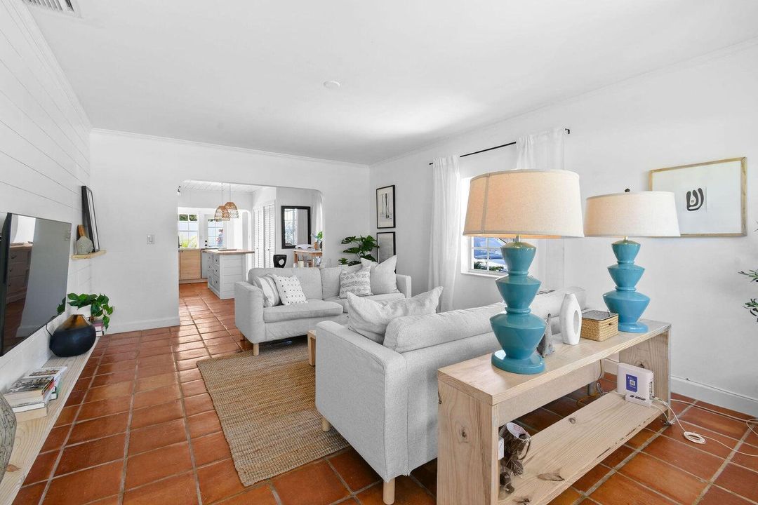 待售: $725,000 (2 贝兹, 2 浴室, 1160 平方英尺)