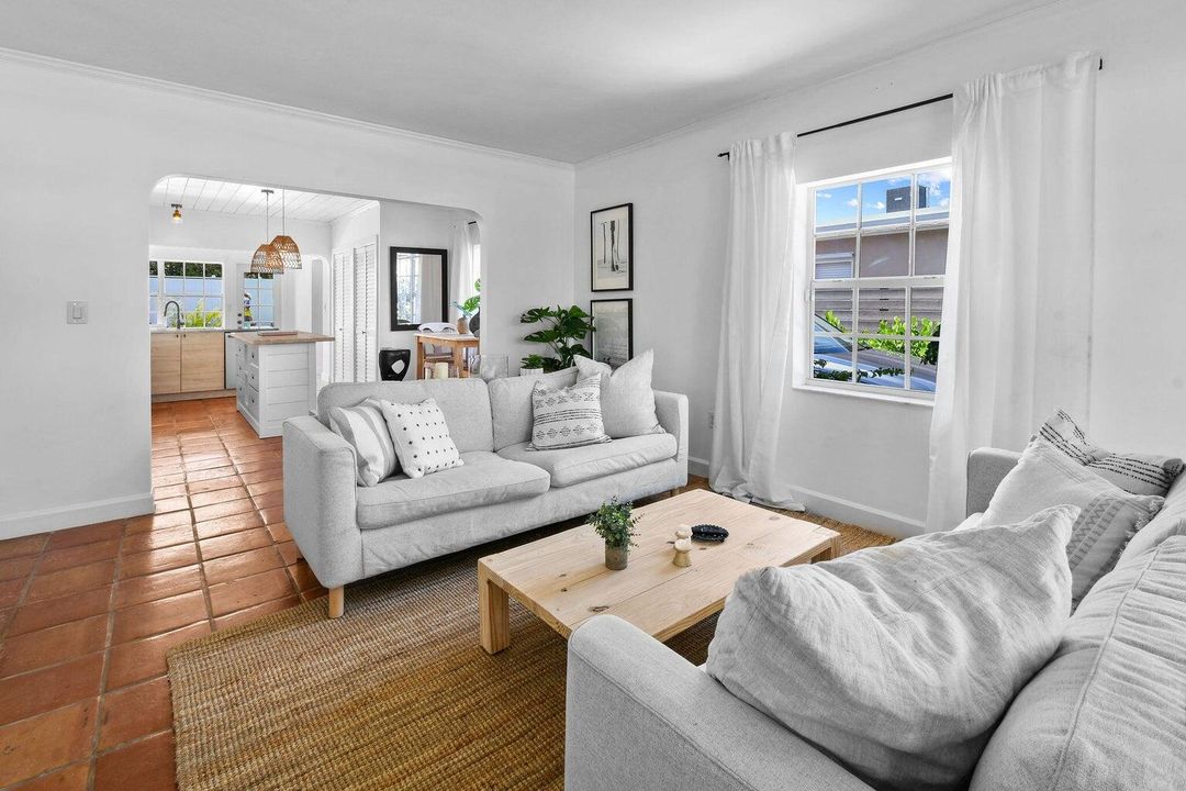 待售: $725,000 (2 贝兹, 2 浴室, 1160 平方英尺)