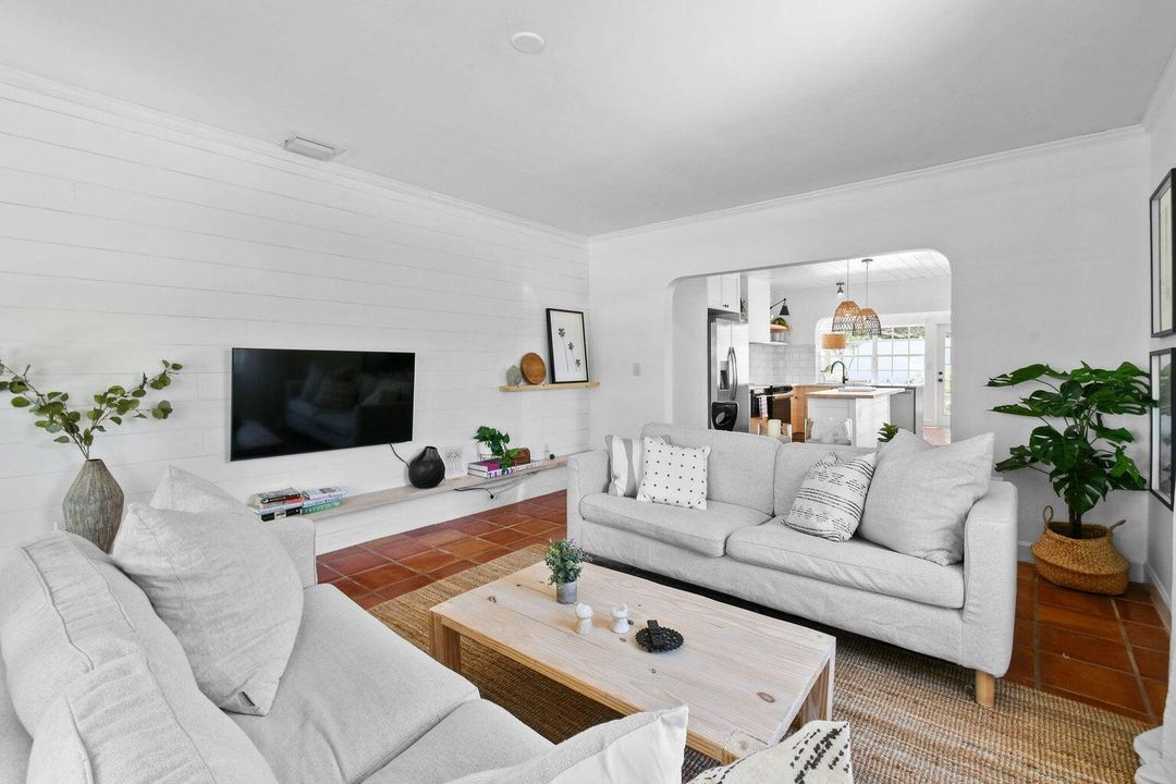 待售: $725,000 (2 贝兹, 2 浴室, 1160 平方英尺)