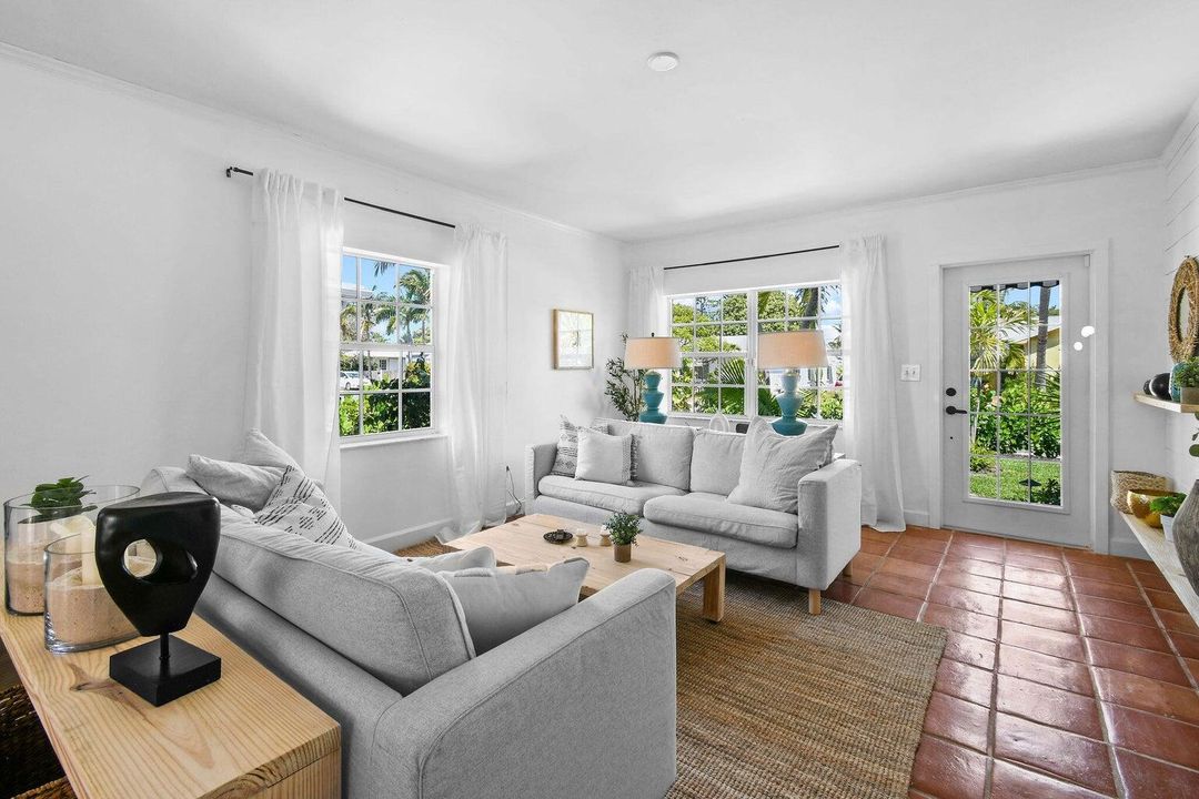 待售: $725,000 (2 贝兹, 2 浴室, 1160 平方英尺)